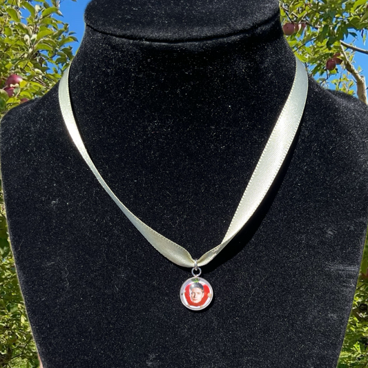 Apple Dean ribbon necklace
